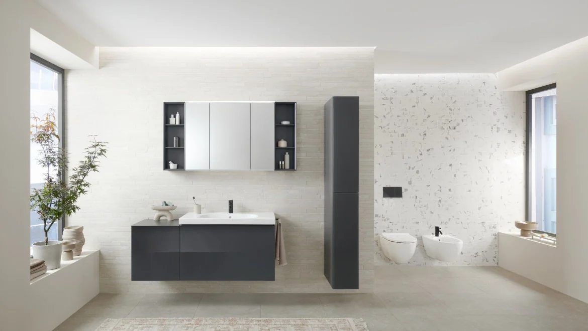 Salle de bains Geberit Acanto avec meuble vasque, armoire de toilette et WC suspendu.