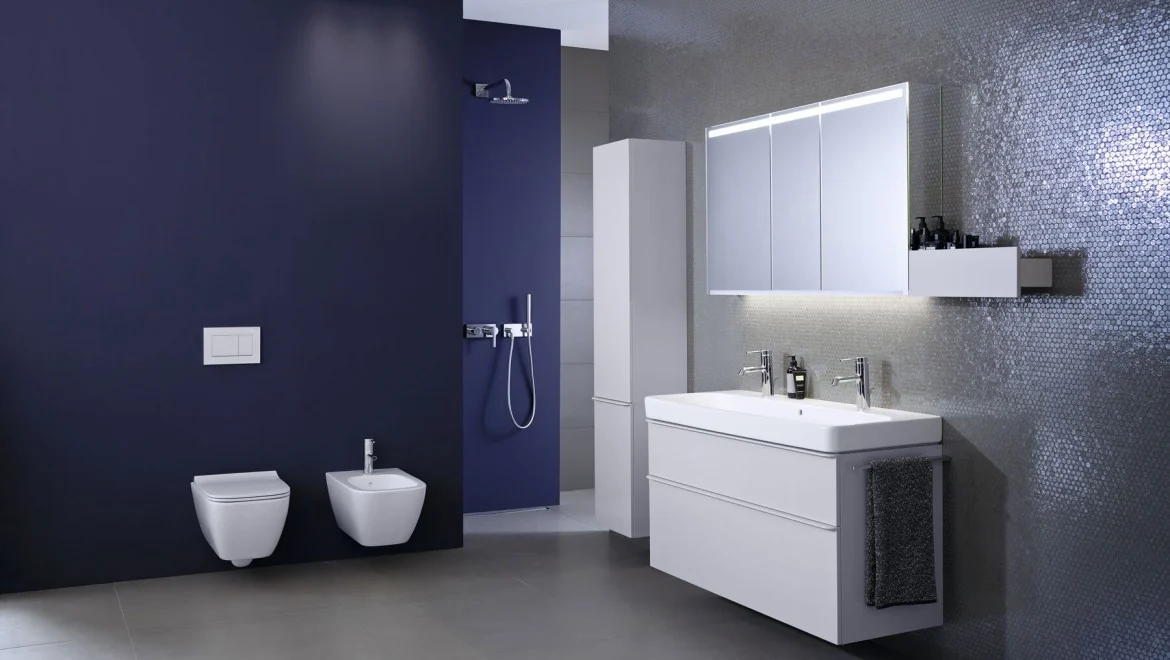 Salle de bains Geberit Smyle avec meubles blancs, WC suspendu et bidet.